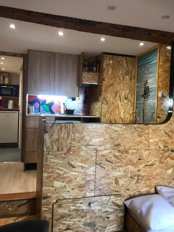 cocina con encimera de piedra en una habitación en New Boat, en Narbona