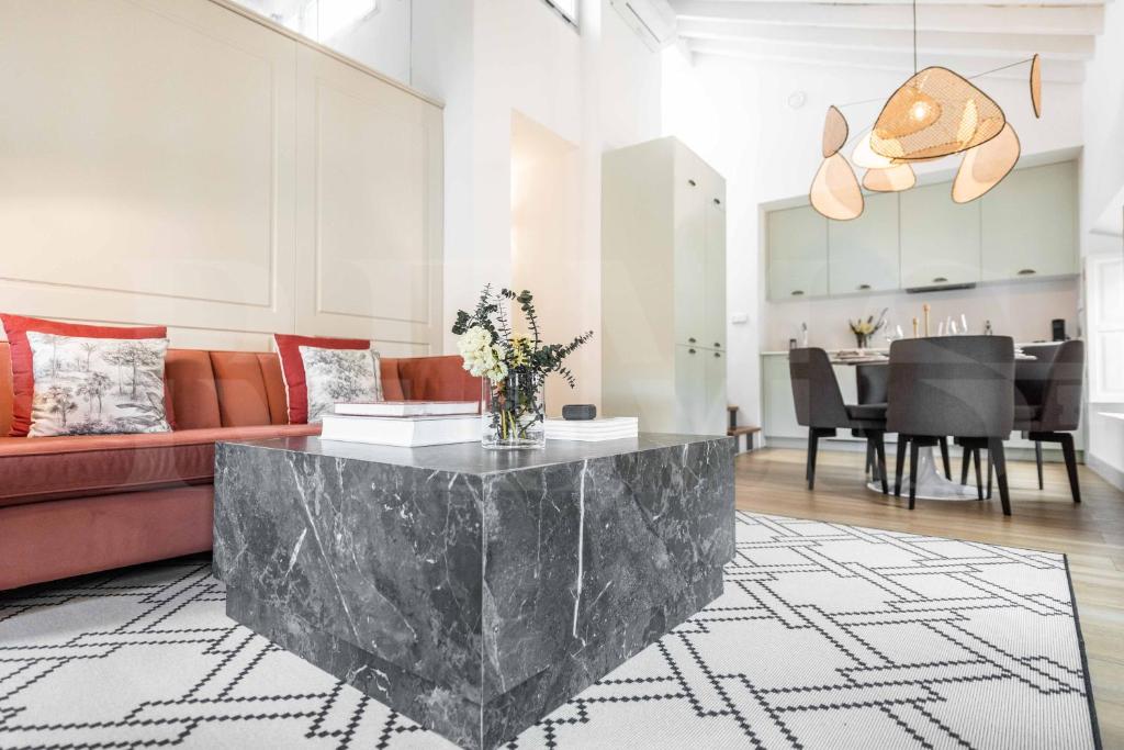 Posedenie v ubytovaní Penthouse with private rooftop in the heart of Malaga by REMS