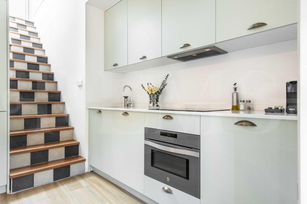 Kuchyňa alebo kuchynka v ubytovaní Penthouse with private rooftop in the heart of Malaga by REMS