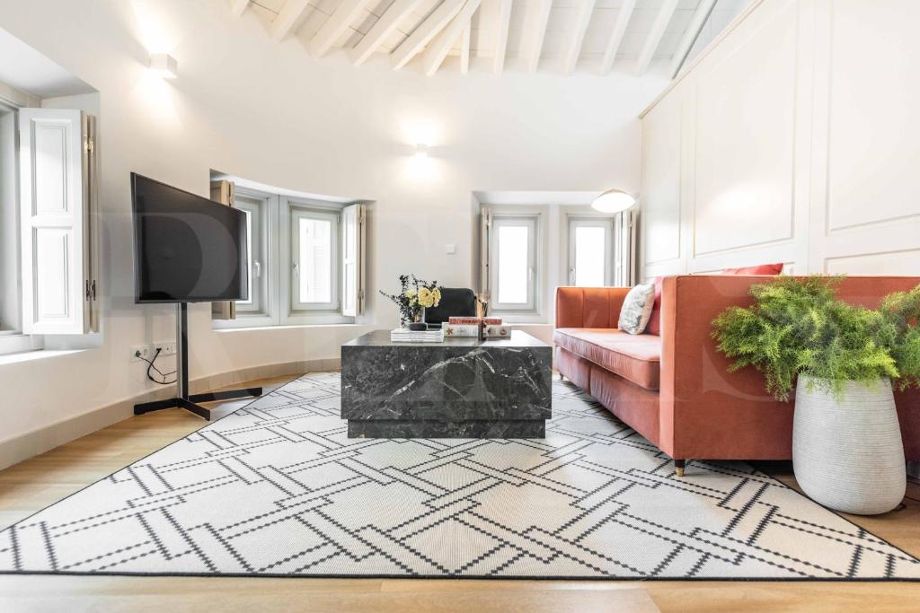 Posedenie v ubytovaní Penthouse with private rooftop in the heart of Malaga by REMS
