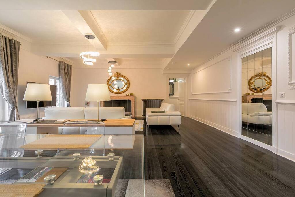 un salon avec un canapé et une table dans l'établissement Le Hardi, à Dijon