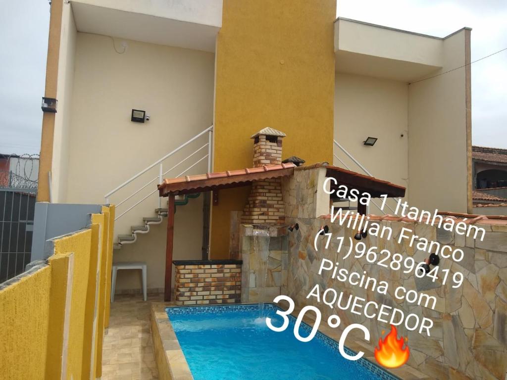 un cartel frente a una casa con piscina en Casa inteira ITANHAÉM Piscina AQUECIDA, Churrasqueira e Wi-fi, en São Paulo