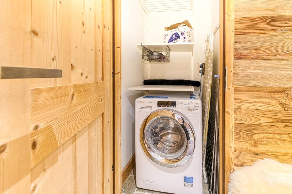 a washer and dryer in a tiny house at Alpes Sweet Home - Chalet La Biche in L&#39;Alpe-d&#39;Huez