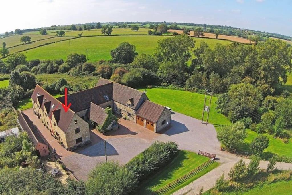 una vista aérea de una casa en un campo en Relaxing Retreat on the edge of the Cotswolds, en Kingswood