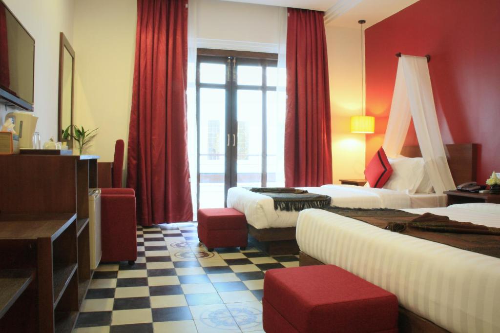 Postel nebo postele na pokoji v ubytování Mekong Angkor Palace Hotel