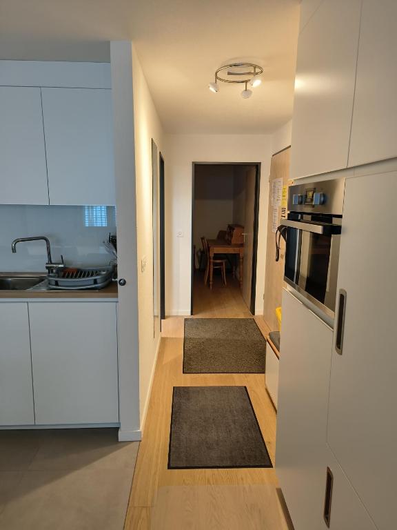 Kuchyň nebo kuchyňský kout v ubytování Schöne und Moderne Ferienwohnung