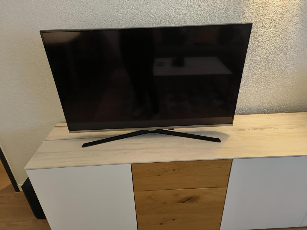 TV a/nebo společenská místnost v ubytování Schöne und Moderne Ferienwohnung