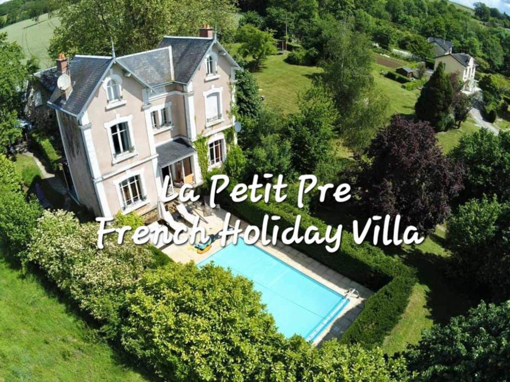 Вид на бассейн в Beautiful French Holiday Villa или окрестностях