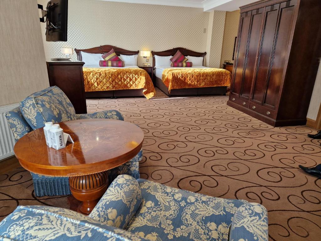Postel nebo postele na pokoji v ubytování Lawlors Hotel