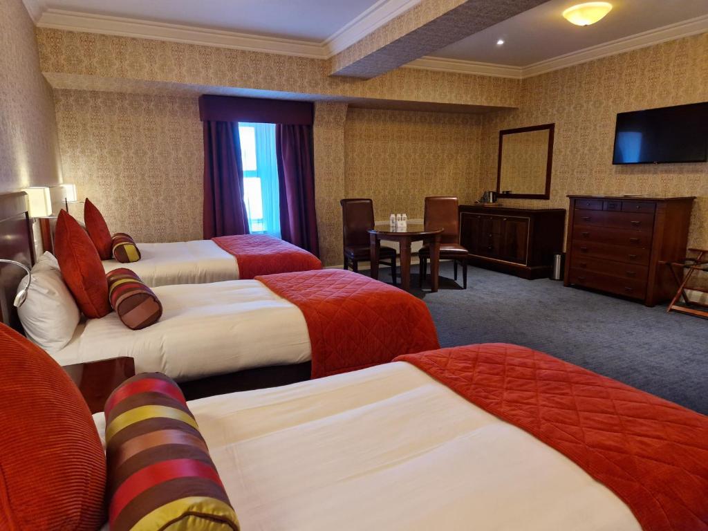 Postel nebo postele na pokoji v ubytování Lawlors Hotel