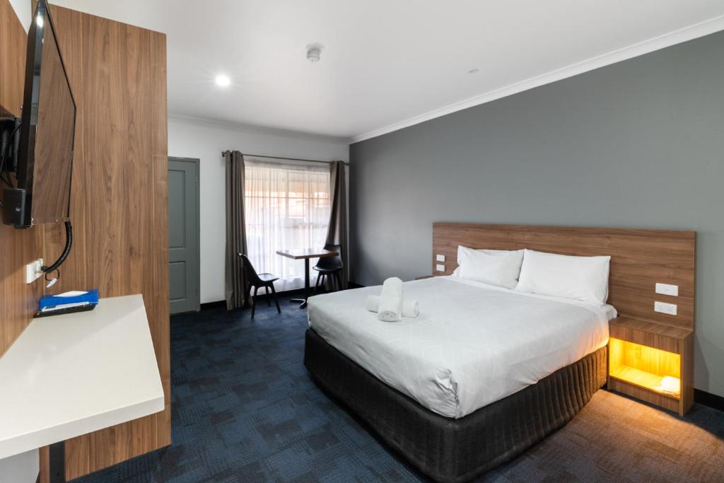 ein Hotelzimmer mit einem Bett und einem Schreibtisch in der Unterkunft Yarra Valley Motel in Lilydale