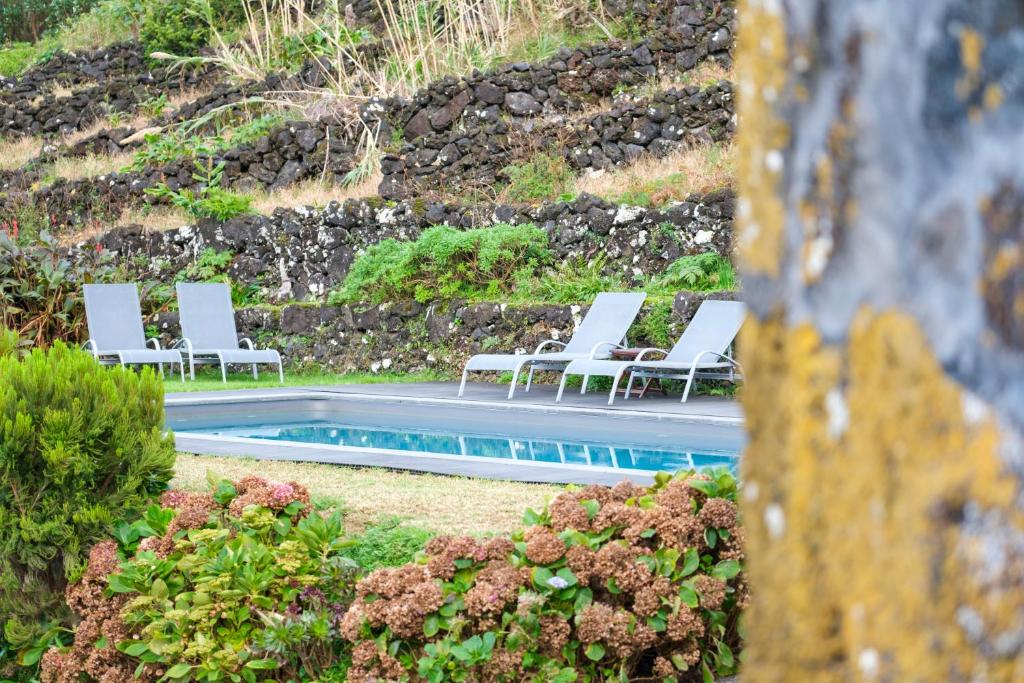 Bazén v ubytování Stone Home Casa do Caisinho Pico island nebo v jeho okolí