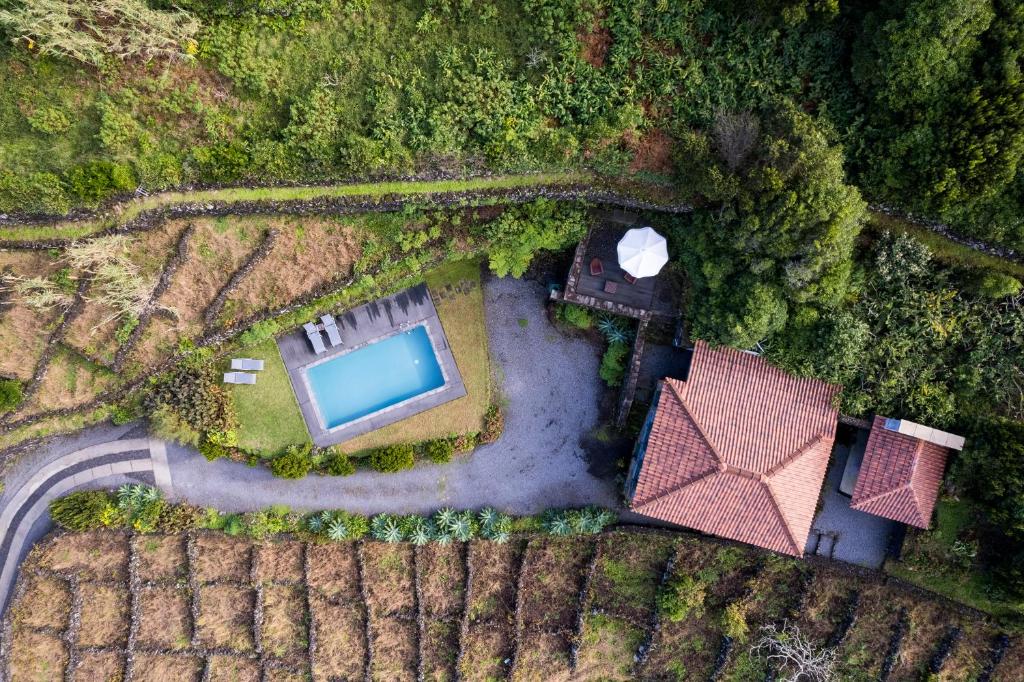 Bazén v ubytování Stone Home Casa do Caisinho Pico island nebo v jeho okolí
