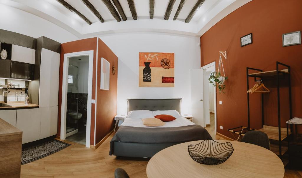 een slaapkamer met een bed en een tafel bij Maravigghia Palermo Rooms in Palermo