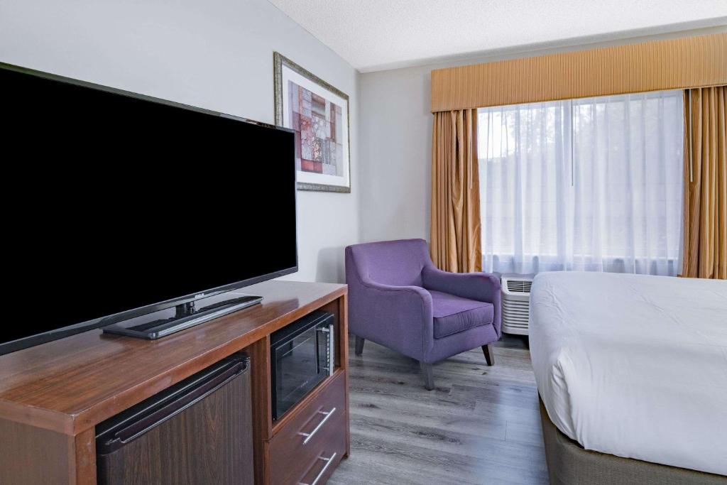 Baymont by Wyndham Gurnee photo