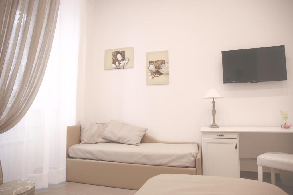 A television and/or entertainment centre at La Baia Di Partenope