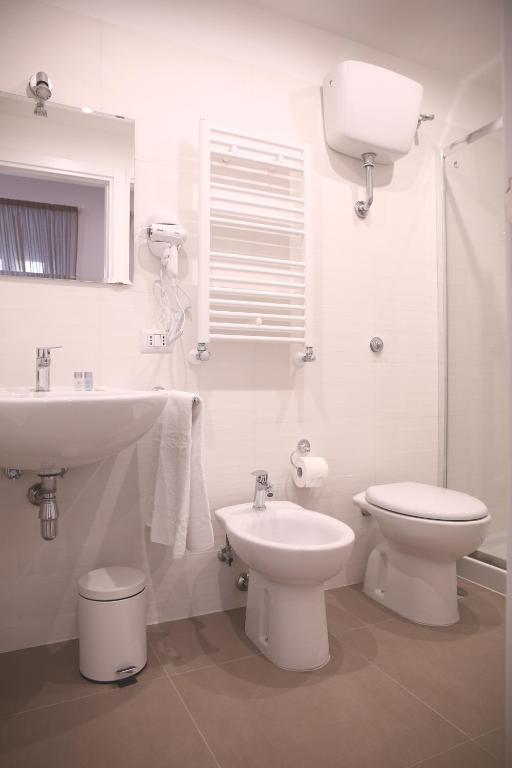 A bathroom at La Baia Di Partenope
