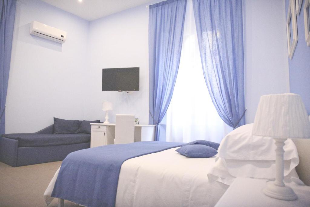A bed or beds in a room at La Baia Di Partenope