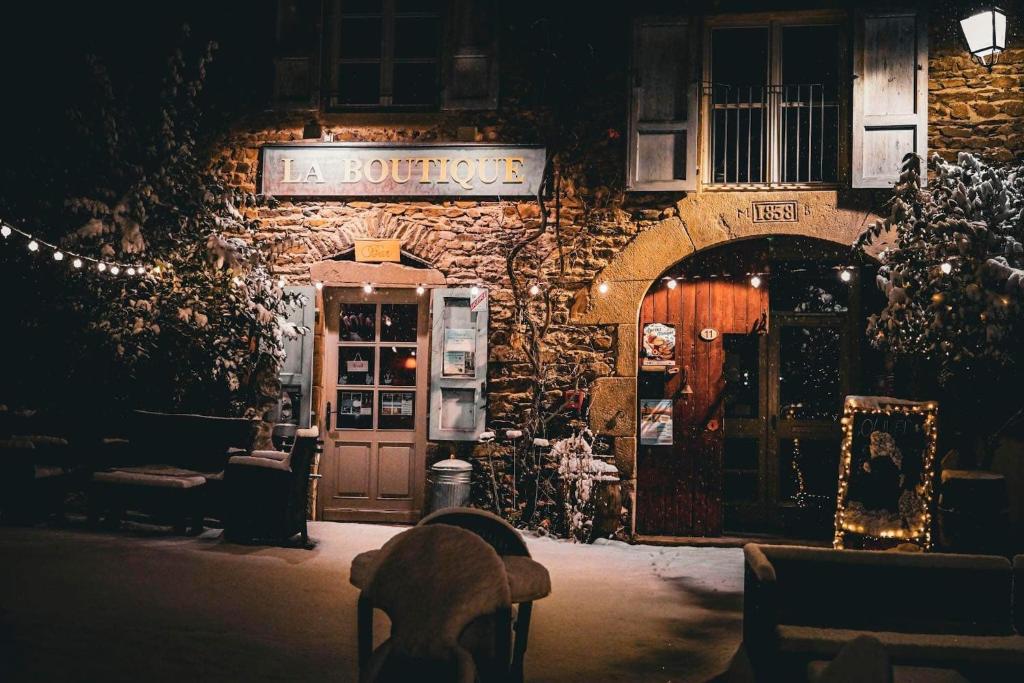 布萊勒的住宿－La Boutique Fotoon，石头建筑,有门和商店