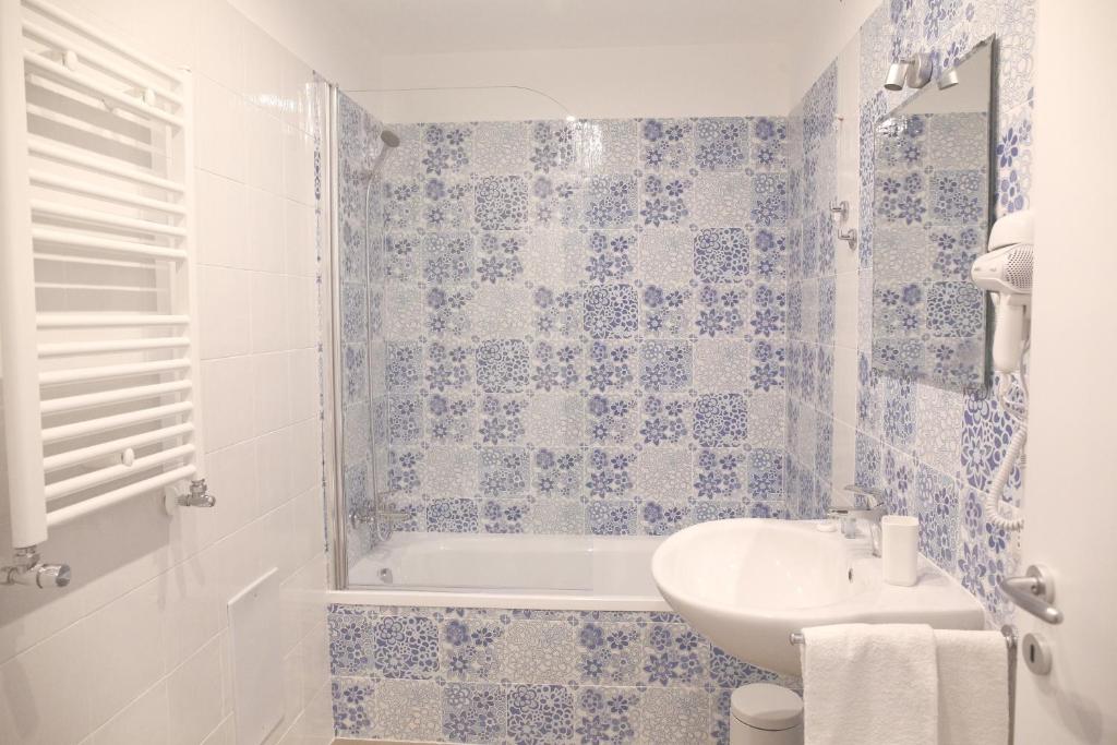 A bathroom at La Baia Di Partenope