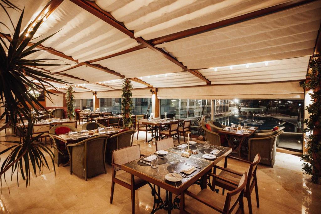 Restaurace v ubytování Coral Beach Hotel And Resort Beirut