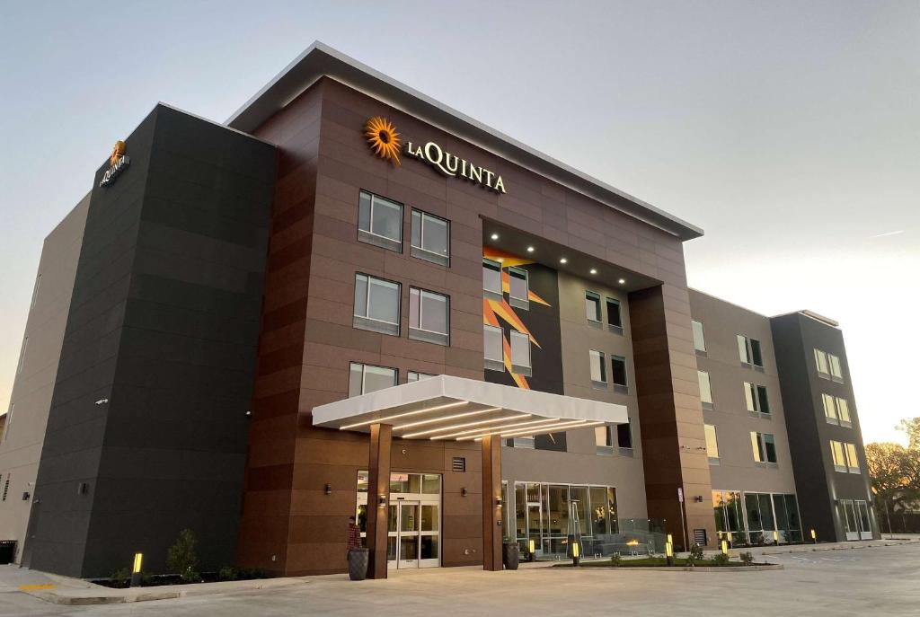 a building with a sun sign on the front of it at La Quinta Inn & Suites by Wyndham Galt Lodi North in Galt