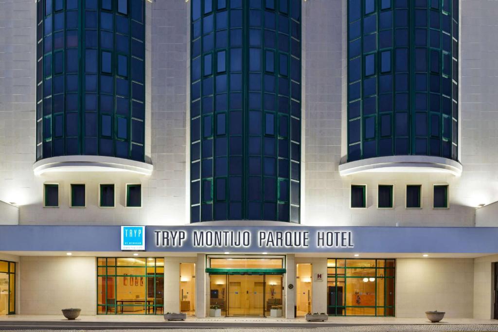 budynek hotelowy z znakiem przed nim w obiekcie TRYP by Wyndham Montijo Parque Hotel w mieście Montijo