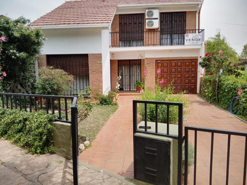 una casa con una puerta delante de ella en HERMINIA en Villa Carlos Paz