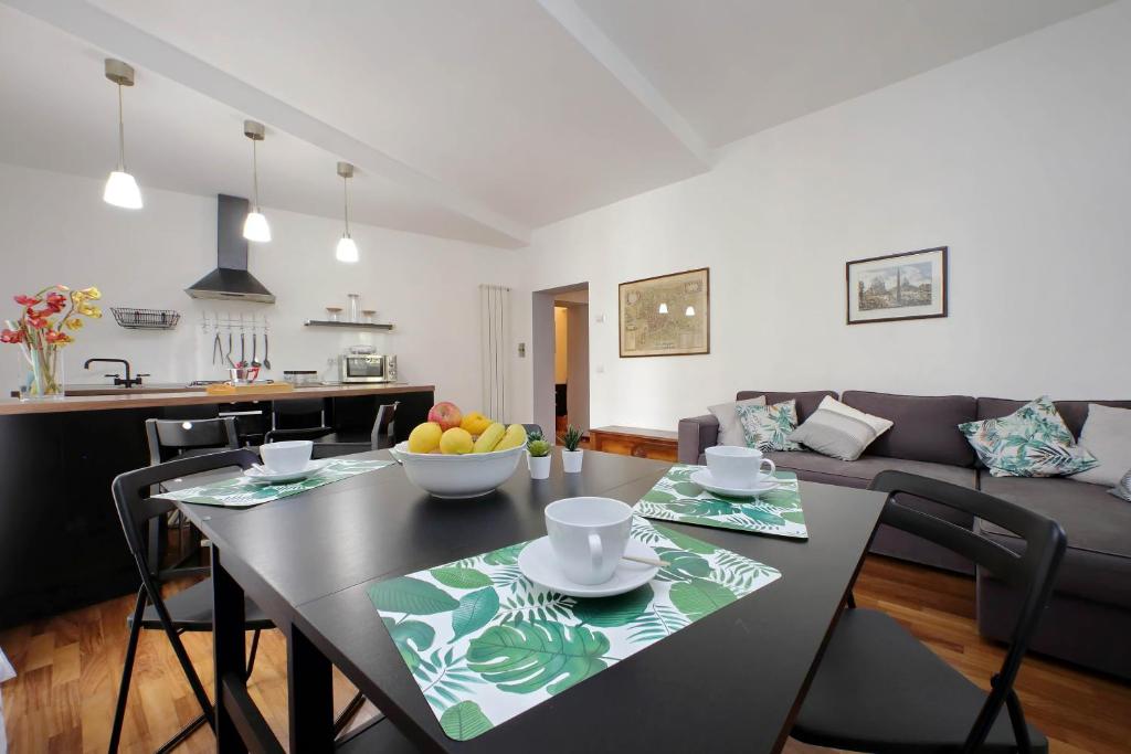 sala de estar con mesa y sofá en Sweet home near colosseo en Roma