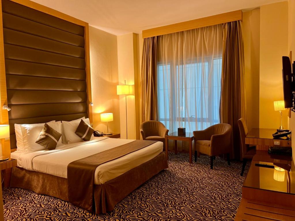 Una cama o camas en una habitación de Copthorne Hotel Sharjah
