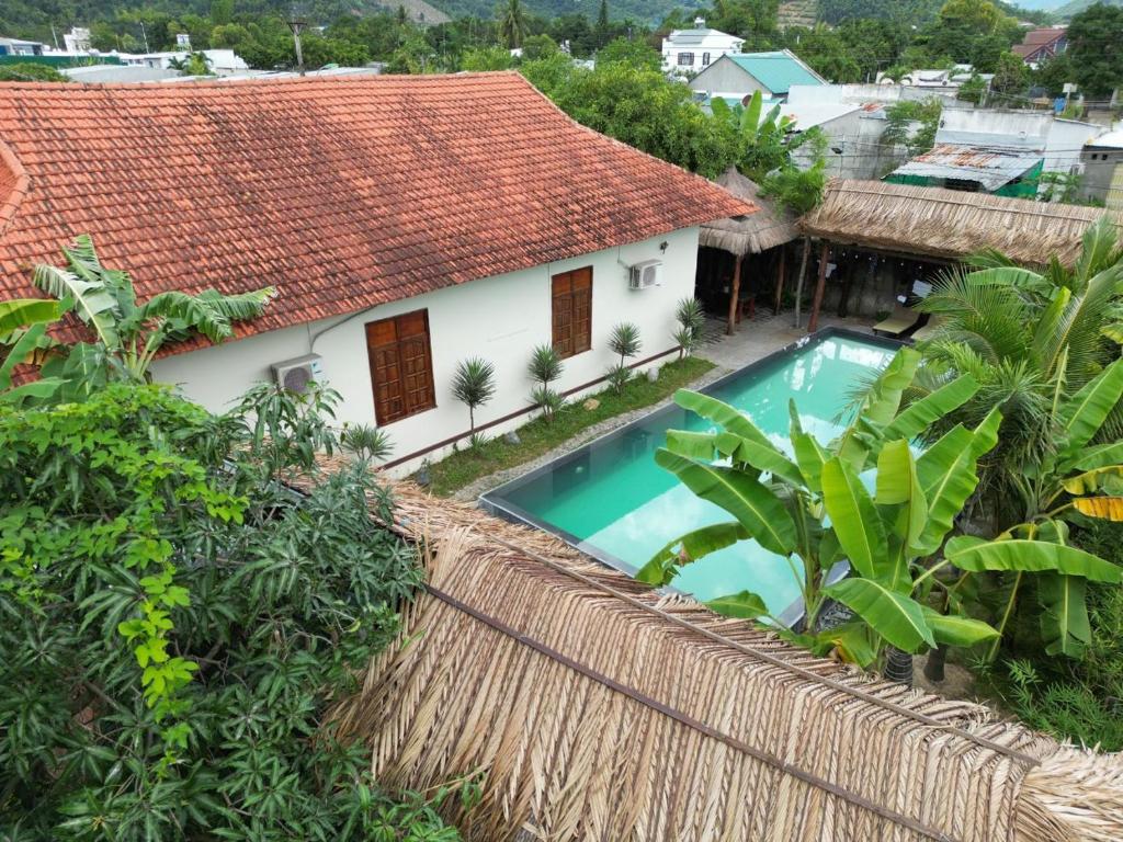 eine Luftansicht eines Hauses mit Pool in der Unterkunft Banyan Villa Nha Trang in Nha Trang