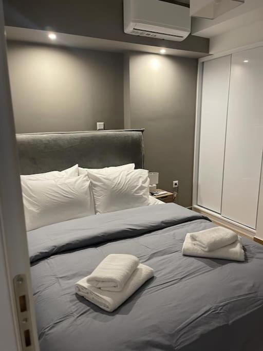 Posteľ alebo postele v izbe v ubytovaní Niarchos apartment III