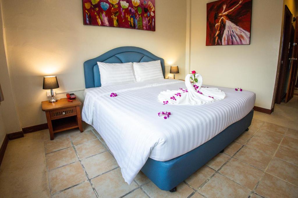 Postel nebo postele na pokoji v ubytování Rico's Patong Hotel