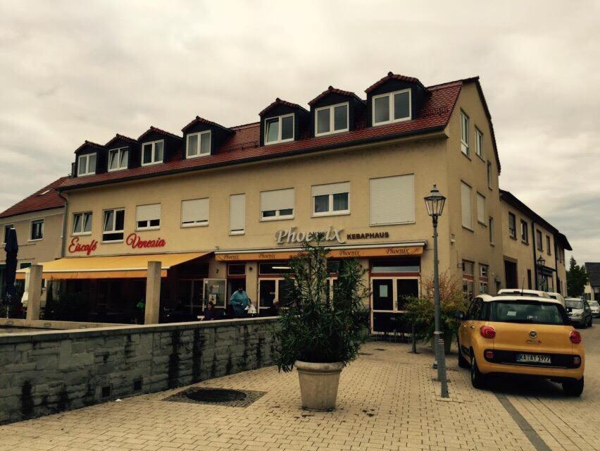 un coche amarillo estacionado frente a un edificio en 1 Zimmer (Monteurzimmer) Bruchsal/Forst 2 Personen, en Forst