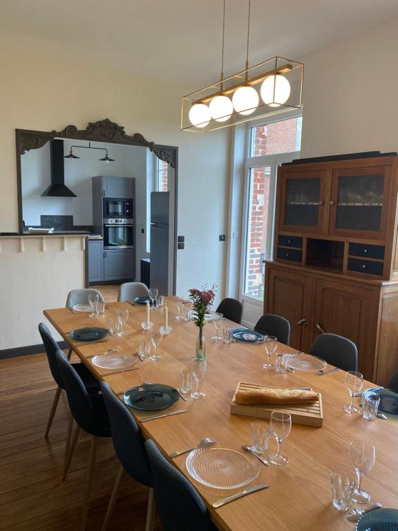 duży drewniany stół w pokoju z krzesłami w obiekcie Le Haut 33 : Maison bourgeoise de caractère à Laon w mieście Laon
