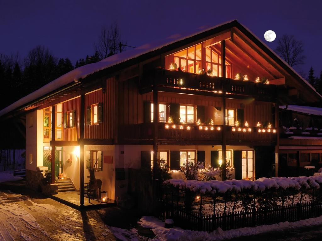 Ein Haus mit Vollmond am Himmel in der Unterkunft Casa Claudia - die schöne 4-Sterne-Fewo - im Sommer Bergbahntickets inclusive in Oberstdorf