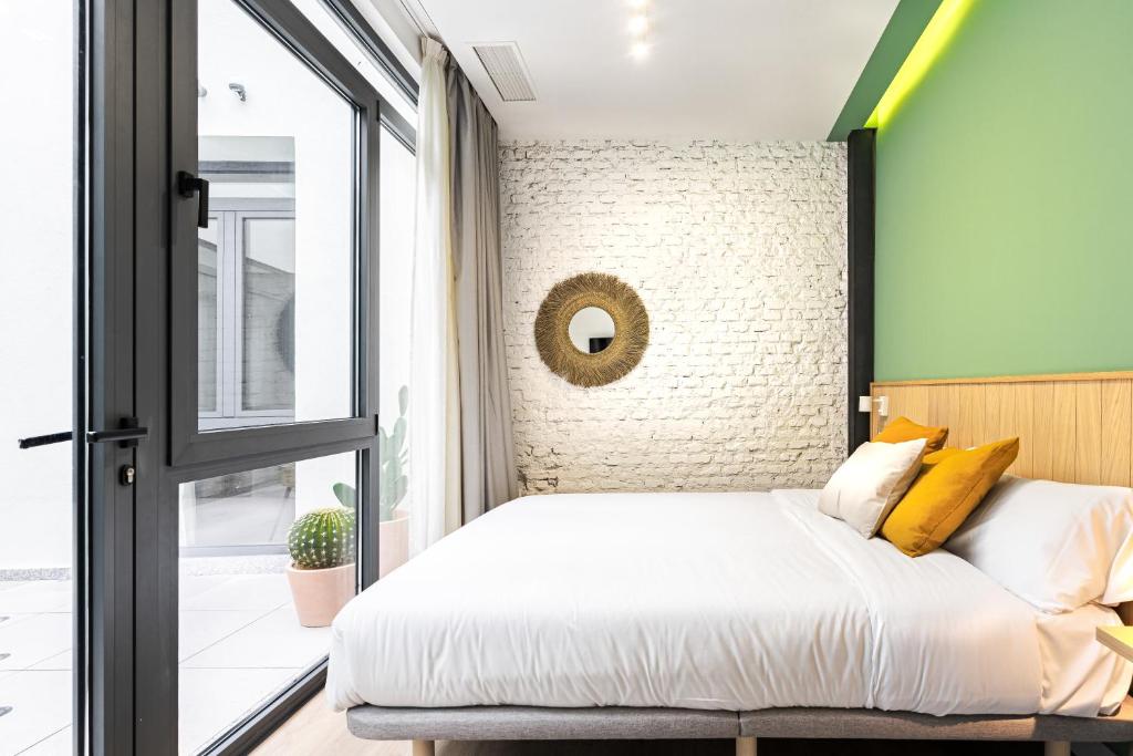 1 dormitorio con cama y ventana en Vallecas Suites by Olala Homes, en Madrid