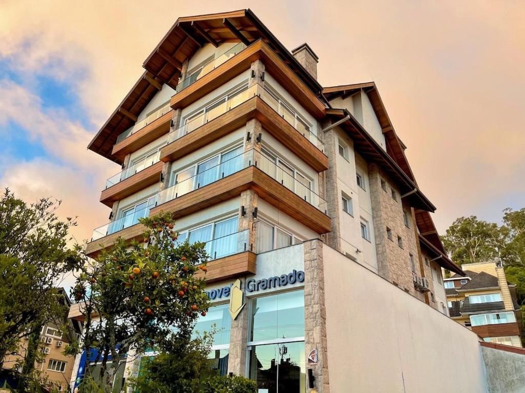 格拉馬杜的住宿－Apartamentos Solar da Garibaldi CENTRO by Achei Gramado，一座建筑,上面写着格兰波拉语