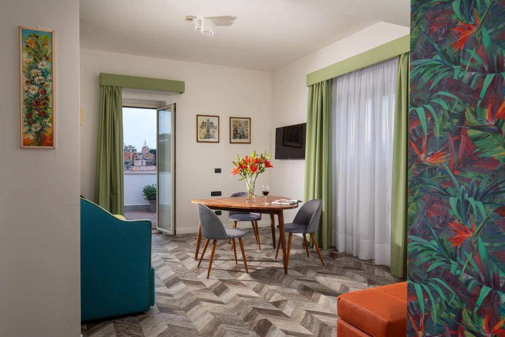 TV a/nebo společenská místnost v ubytování Bloom Hotel Rome