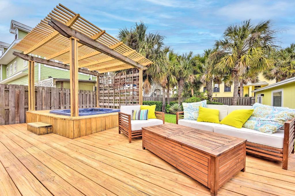 Modern Jacksonville Beach Retreat with Hot Tub!, Jacksonville Beach