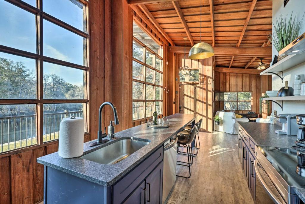 Fort White Retreat Deck and River Access!にあるキッチンまたは簡易キッチン