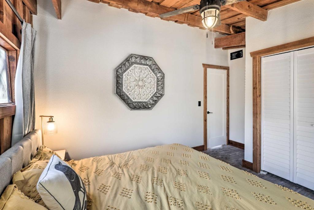 Fort White Retreat Deck and River Access!にあるベッド