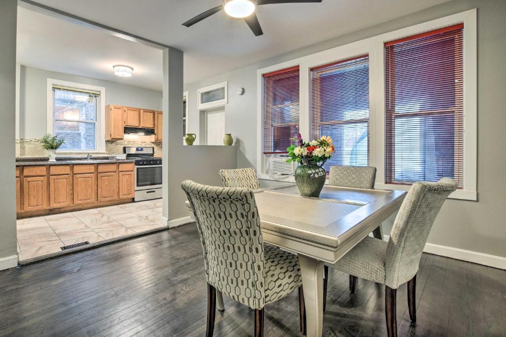 Una cocina con mesa de comedor y sillas. en Quiet Chicago Townhome Walk to Subway Stations, en Chicago