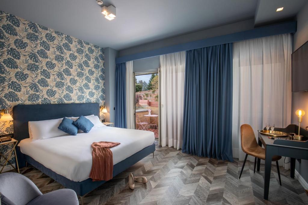 Bloom Hotel Rome في روما: غرفة في الفندق مع سرير ومكتب