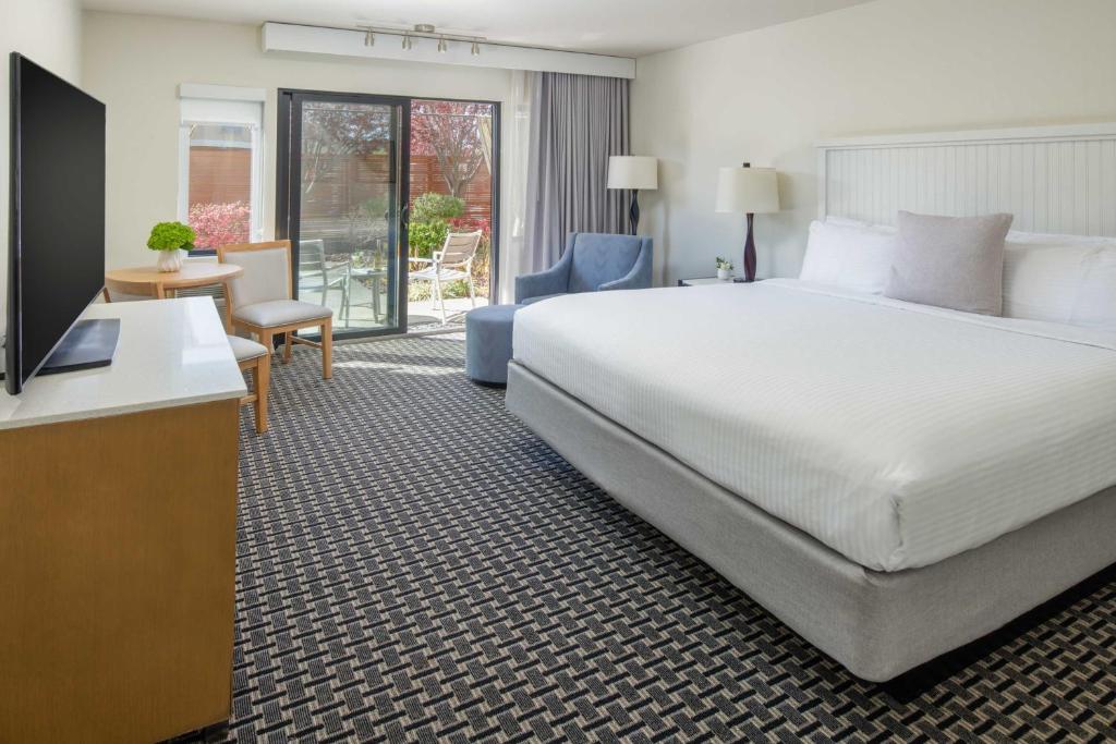 The Lodge at Tiburon - King Room With Roll-In Shower - Disability Access