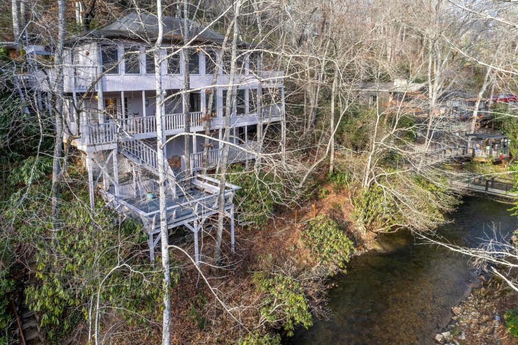 uma vista aérea de uma casa nas árvores em Creekside Lodge em Franklin
