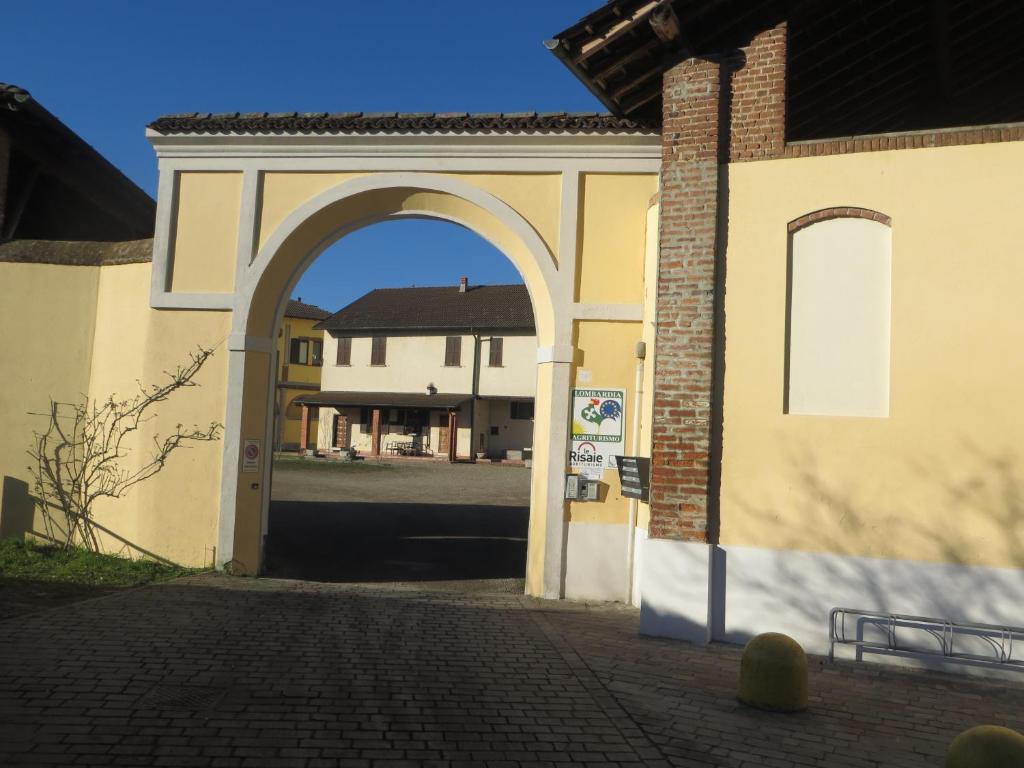 una entrada a un edificio con un arco en Agriturismo Le Risaie, en Basiglio