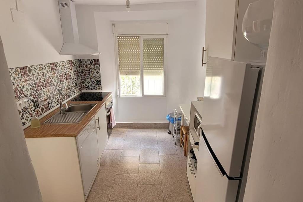 a kitchen with a sink and a refrigerator at Casa Gracia in Sacedón