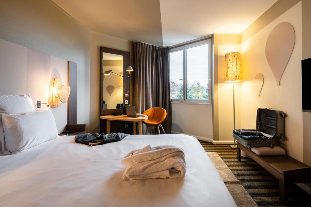 Postel nebo postele na pokoji v ubytování Mercure Grenoble Meylan