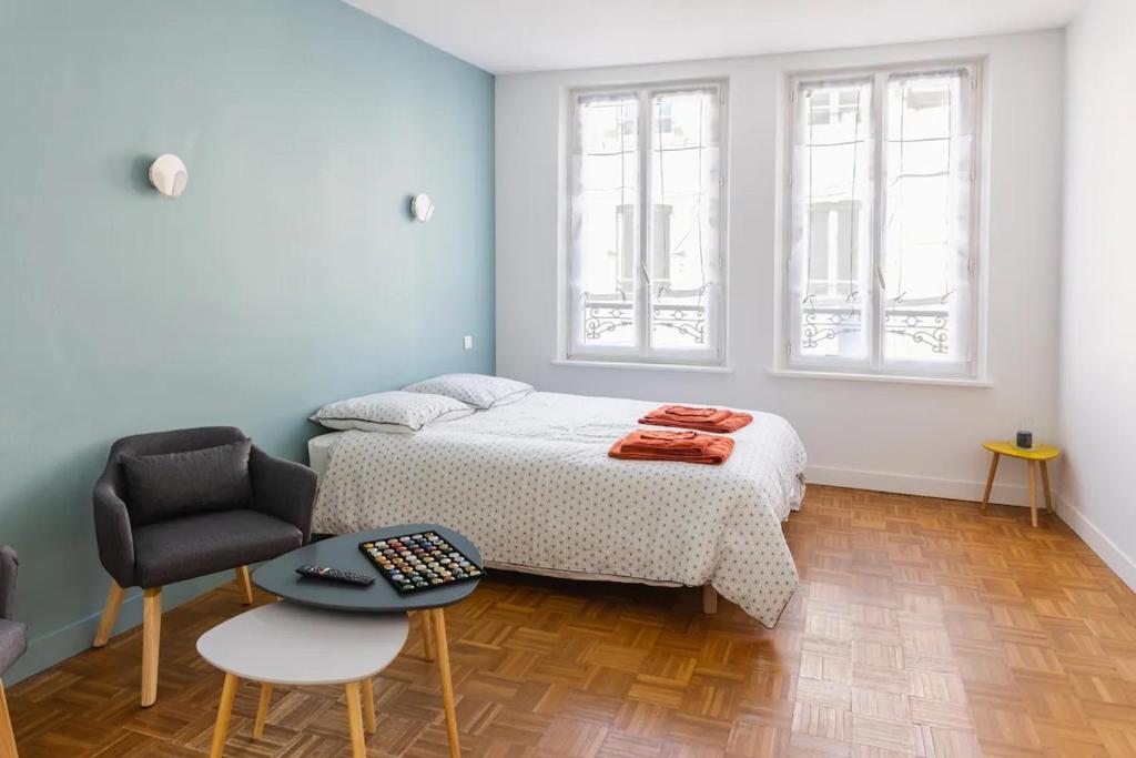 - une chambre avec un lit, une chaise et une table dans l'établissement Joli T2 rénové 'Pinot Noir' plein centre village, à Hautvillers